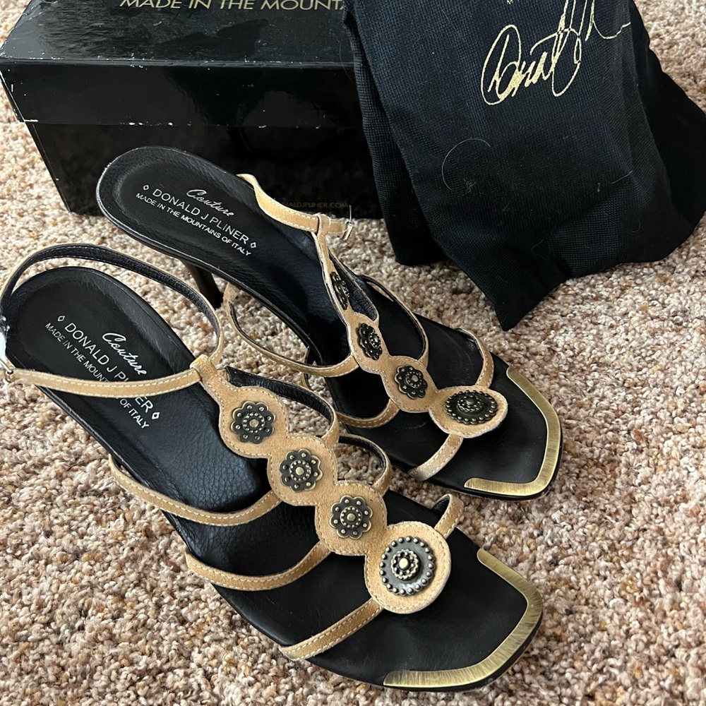 Donald J Pliner Suede Medallion Heels 10 Narrow
